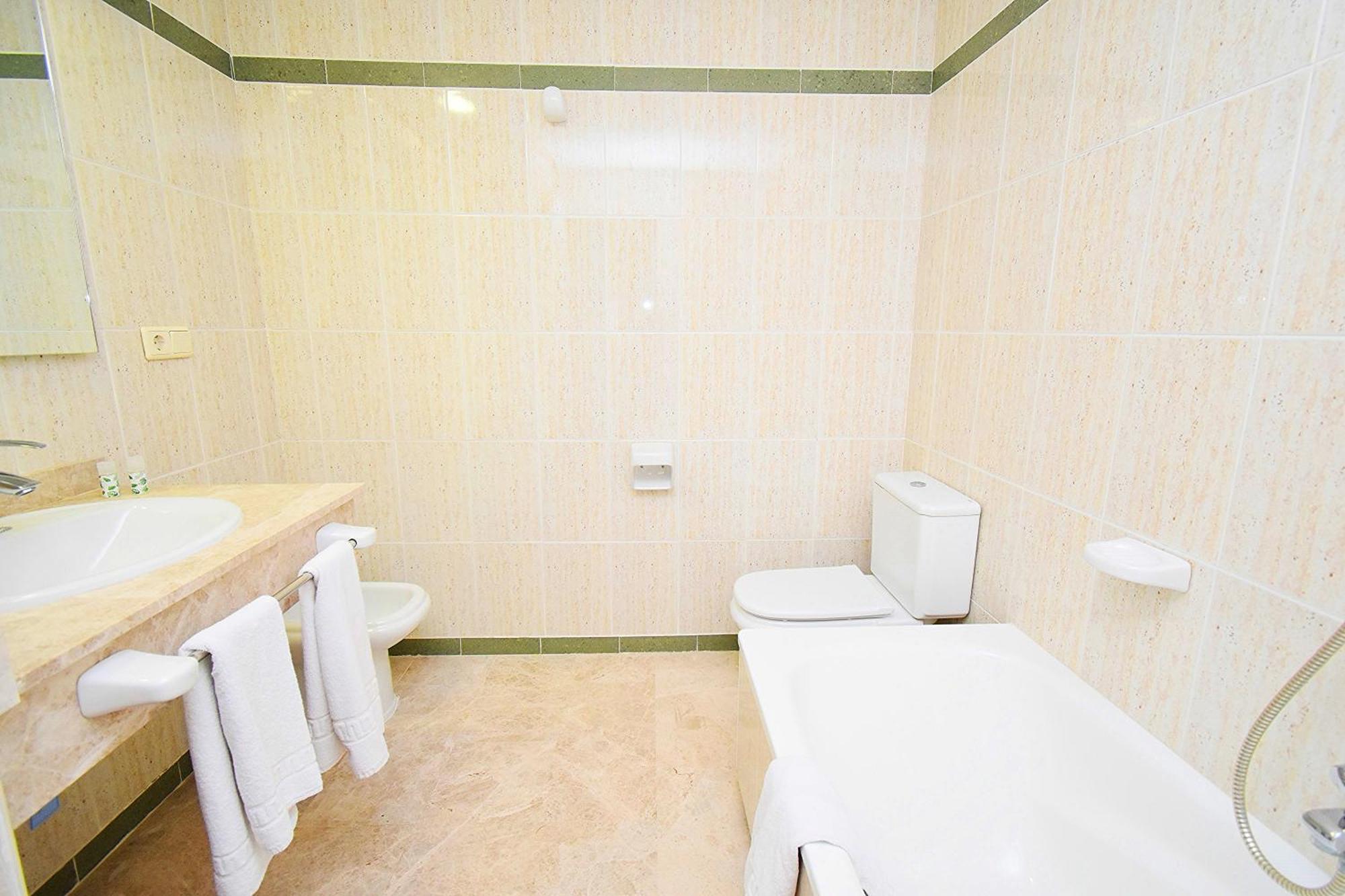 Expoholidays - Puerto Deportivo La Goleta Apartment